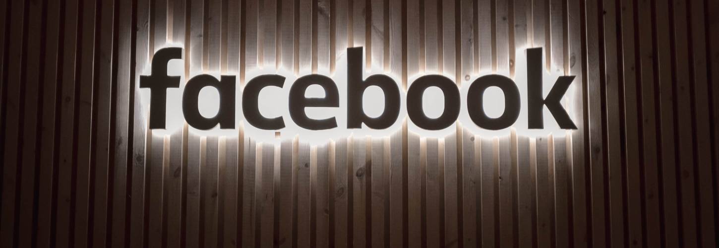Élections européennes : Facebook lance une cellule contre la désinformation Néon lumineux du logo du réseaux social Facebook