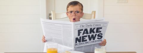 La presse pour enfants : dernier rempart contre le complotisme un enfant fait une tête outrée en lisant un journal