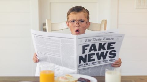 La presse pour enfants : dernier rempart contre le complotisme un enfant fait une tête outrée en lisant un journal