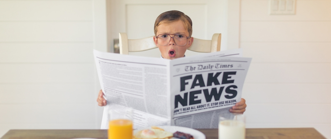 La presse pour enfants : dernier rempart contre le complotisme un enfant fait une tête outrée en lisant un journal