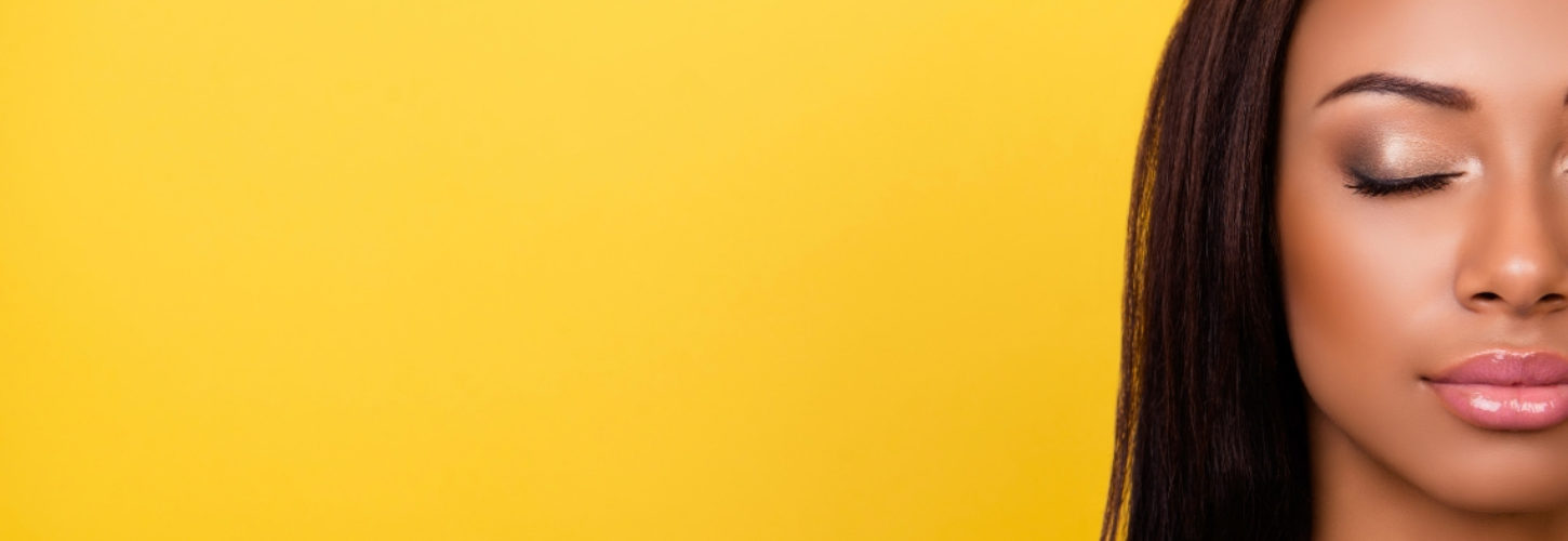 Beauté : ce sont les nano-influenceurs qui en parlent le mieux femme de couleur sur fond jaune