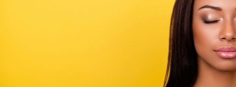 Beauté : ce sont les nano-influenceurs qui en parlent le mieux femme de couleur sur fond jaune