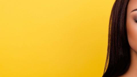 femme de couleur sur fond jaune