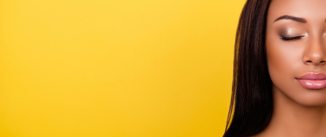 Beauté : ce sont les nano-influenceurs qui en parlent le mieux femme de couleur sur fond jaune