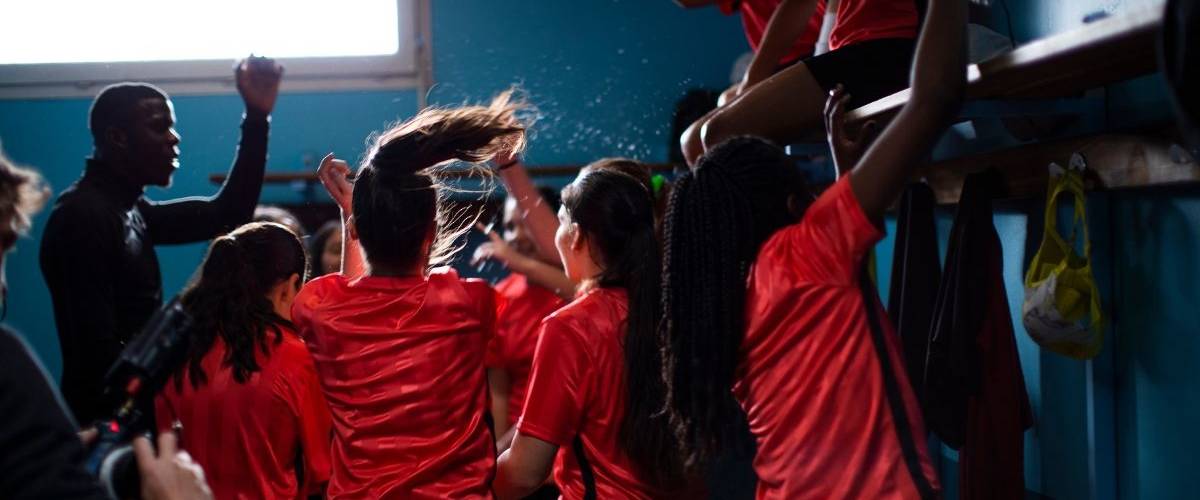 La Fédération Française de Football met à l'honneur ses joueuses Une équipe de joueuses de football rient dans un vestiaire