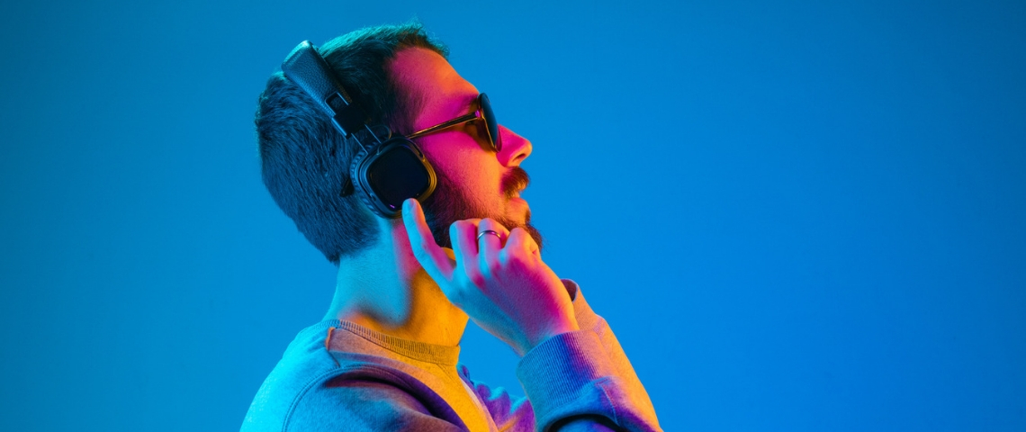 Sybel veut vous rendre accroc aux fictions sonores un homme portant des moustache vue de profil en train de mettre un casque sur les oreilles.