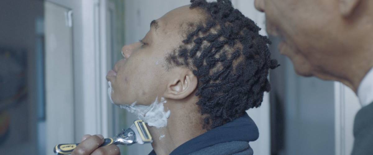 Gillette célèbre l’amour entre un père et son fils transgenre Un jeune homme se rase au coté de son père