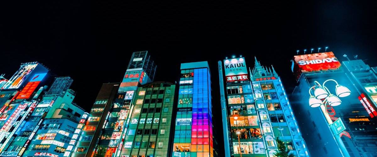 Le G20 des jeunes Start-up est ouvert Gratte-ciels dans la ville de Tokyo, de nuit