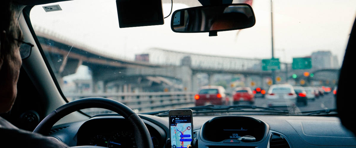 Heetch lève 34 millions d’euros pour accélérer son implantation en Afrique un chauffeur de VTC dans sa voiture