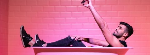 Comment les marques peuvent-elles faire confiance aux influenceurs ? Un homme dans une baignoire rose, en train de prendre un selfie