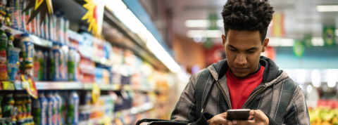 Oubliez Yuka : mylabel personnalise vos critères de choix Homme au supermarché consulte son smartphone