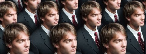 Eugénisme, racisme... les racines de la Silicon Valley Rangées d'hommes blancs jeunes en cravate.