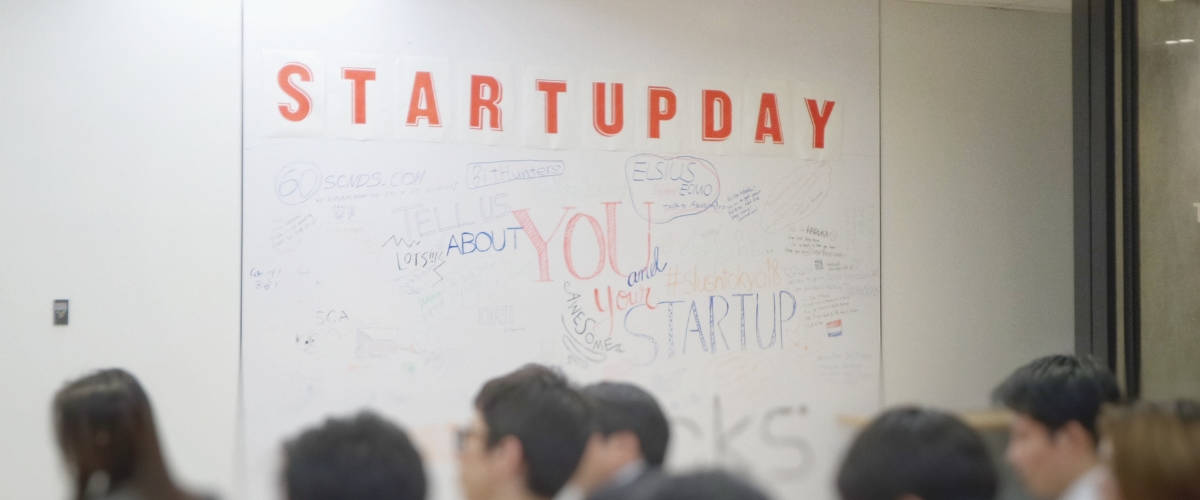 L'école 42 lance son incubateur de start-up Tableau avec écrit - startup day''