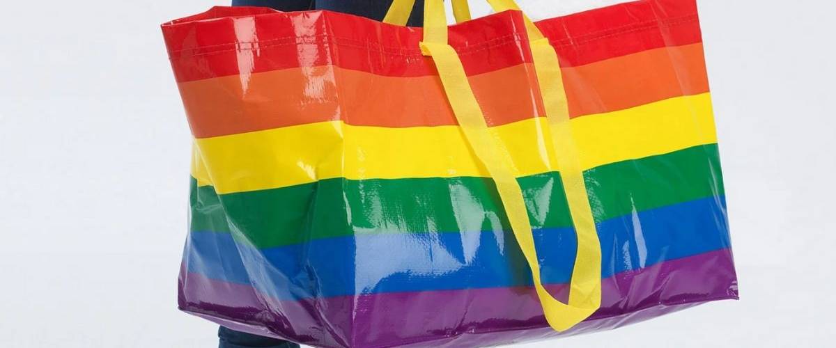 IKEA relooke son mythique cabas aux couleurs LGBT+ Sac IKEA aux couleurs du drapeau arc-en-ciel LGBT