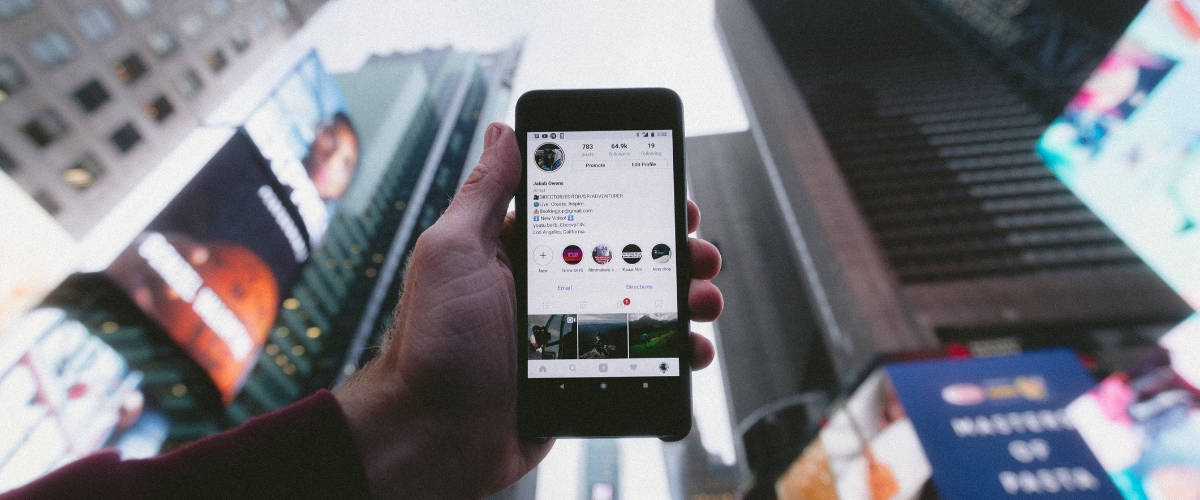 Smartphone sur une page Instagram