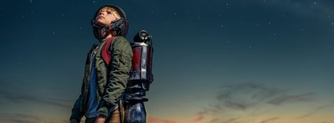 Pour faire décoler son compte Instagram, préparez-vous à sacrifier la qualité un enfant avec une fusée dans le dos regarde les étoiles