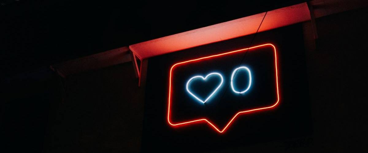 Une adolescente se suicide après avoir posté un sondage sur Instagram Icône de la mention '' jaime'' du réseau social Instagram
