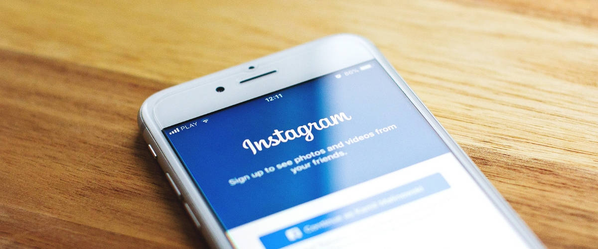 instrendy Smartphone, allumé sur une page dur réseau social, Instagram