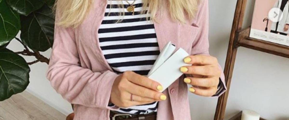 Philip Morris stoppe sa campagne d'influence pour les cigarettes IQOS Une jeune femme tient une cigarette électronique IQOS