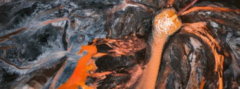 En images, ces photographes sonnent l’alerte quant à l’avenir de notre planète photo d'une rivière orange polluée