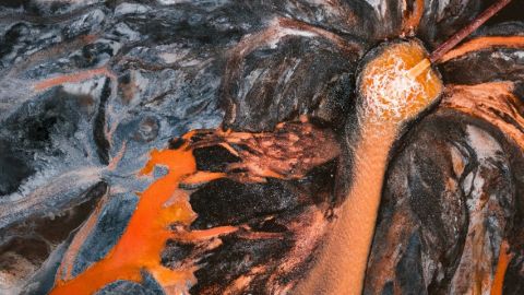 photo d'une rivière orange polluée