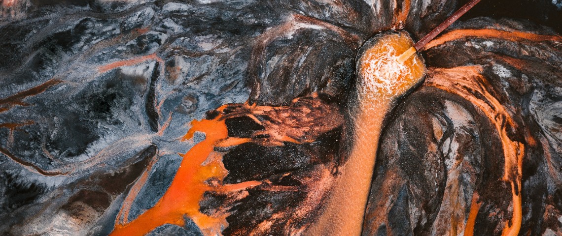 En images, ces photographes sonnent l’alerte quant à l’avenir de notre planète photo d'une rivière orange polluée