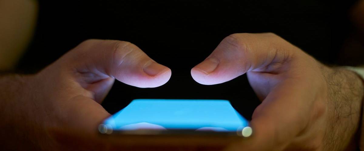 Mains tenant un smartphone