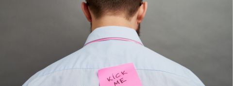 Nouvelles entreprises : les DRH considèrent les freelances comme des bouche-trous un homme se fait martyriser au travail