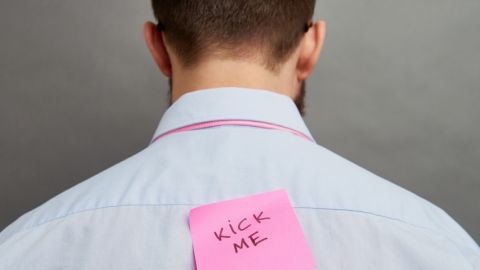 un homme se fait martyriser au travail