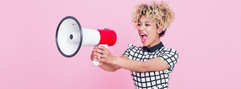 Marques et voix : il n’y a pas que les assistants vocaux qui sont en jeu une femme parle dans un mégaphone