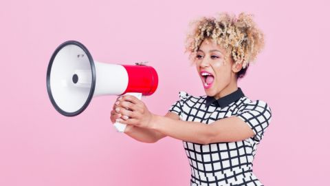 Marques et voix : il n’y a pas que les assistants vocaux qui sont en jeu une femme parle dans un mégaphone