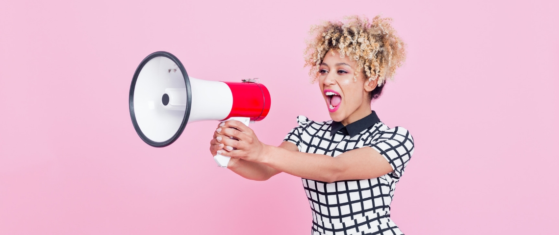 Marques et voix : il n’y a pas que les assistants vocaux qui sont en jeu une femme parle dans un mégaphone