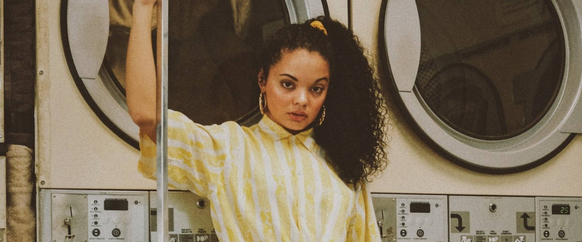 Interview de Jean-Laurent Cassely, auteur de No Fake, contre-histoire de notre quête d'autehnticité Une femme avec une chemise jaune dans une laverie vintage