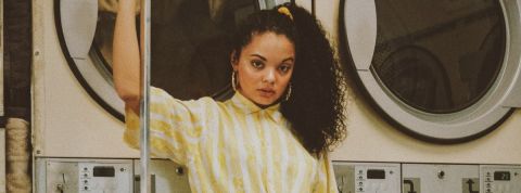 Interview de Jean-Laurent Cassely, auteur de No Fake, contre-histoire de notre quête d'autehnticité Une femme avec une chemise jaune dans une laverie vintage