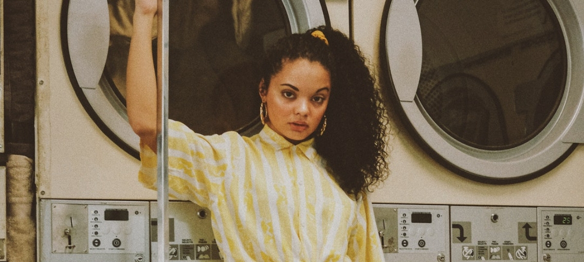 Interview de Jean-Laurent Cassely, auteur de No Fake, contre-histoire de notre quête d'autehnticité Une femme avec une chemise jaune dans une laverie vintage