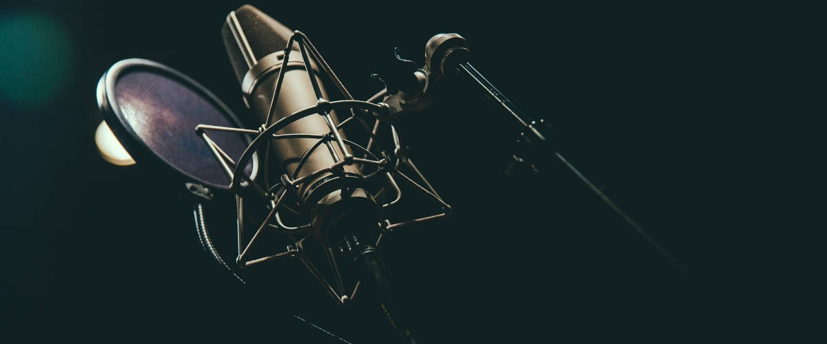 Les Échos lancent leur nouveau podcast d’actualité « La Story » Microphone de studio