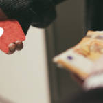 Deux personnes en train d'échanger des likes contre de l'argent