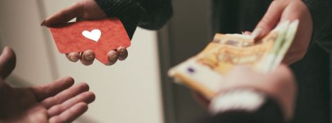 L'influence est-elle monnayable et automatisable ? Deux personnes en train d'échanger des likes contre de l'argent