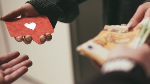 Deux personnes en train d'échanger des likes contre de l'argent