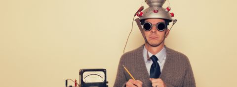 lire dans les pensées Homme équipé d'une machine artisanale qui lit dans ses pensées.