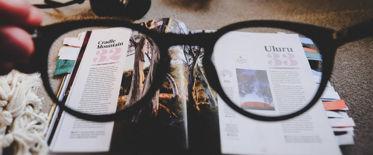La réalité augmentée dépoussière le magazine papier Une paire de lunettes devant un magazine papier