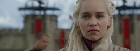 Les fans sont plus énervés que Daenerys une jeune femme blonde en colère qui tourne le dos à un chateau