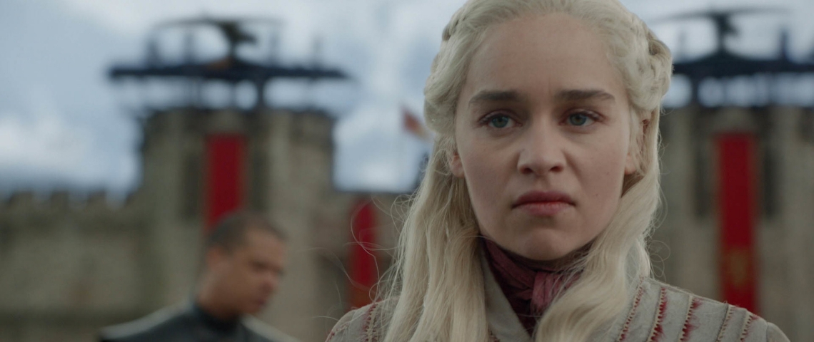 Les fans sont plus énervés que Daenerys une jeune femme blonde en colère qui tourne le dos à un chateau