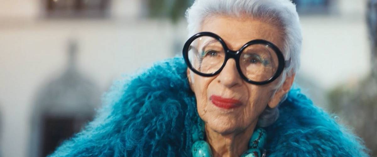 À 97 ans, Iris Apfel devient égérie des glaces Magnum Iris Apfel portant une fourrure bleu et de grandes lunettes, dans le spot Magnum