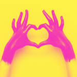 Des mains paintes en rose et jaune en train de former un coeur avec les doigts