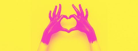 Parfois les clients sont fidèles par habitude plus que par amour Des mains paintes en rose et jaune en train de former un coeur avec les doigts