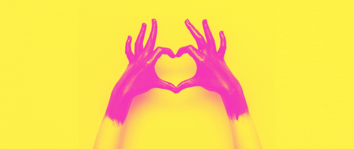 Parfois les clients sont fidèles par habitude plus que par amour Des mains paintes en rose et jaune en train de former un coeur avec les doigts