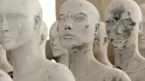 Des mannequins de magasin cassés et abîmés