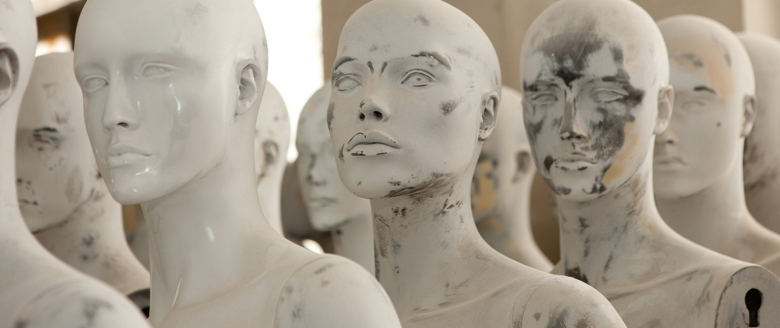 Comment les maxi promotions tuent la distribution Des mannequins de magasin cassés et abîmés