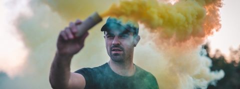 medias militants hackers Un jeune brandit une bombe de fumée colorée